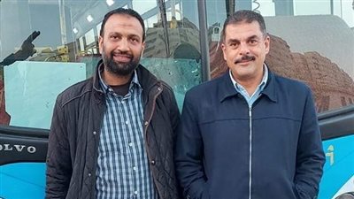 عثرا عليها في الأتوبيس.. سائق ومحصل يسلمان 50 ألف جنيه لصاحبها بالإسكندرية (فيديو)