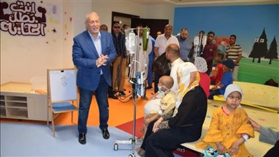 محافظ الأقصر يزور مستشفى الأورام لمشاركة الأطفال فرحة عيد الفطر