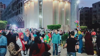 توافد المصلين على مسجد أبو العباس بالإسكندرية لأداء صلاة عيد الفطر المبارك (فيديو)