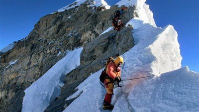 هندي ينجو بأعجوبة من السقوط أثناء تسلق أخطر جبال العالم