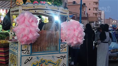 انتشار باعة البالونات والآيس كريم بساحات صلاة عيد الفطر بمطروح (صور)