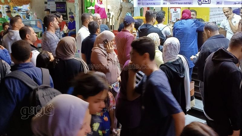 طوابير أمام محال
