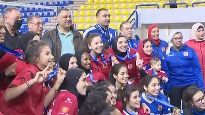 محمود الخطيب ولاعبات