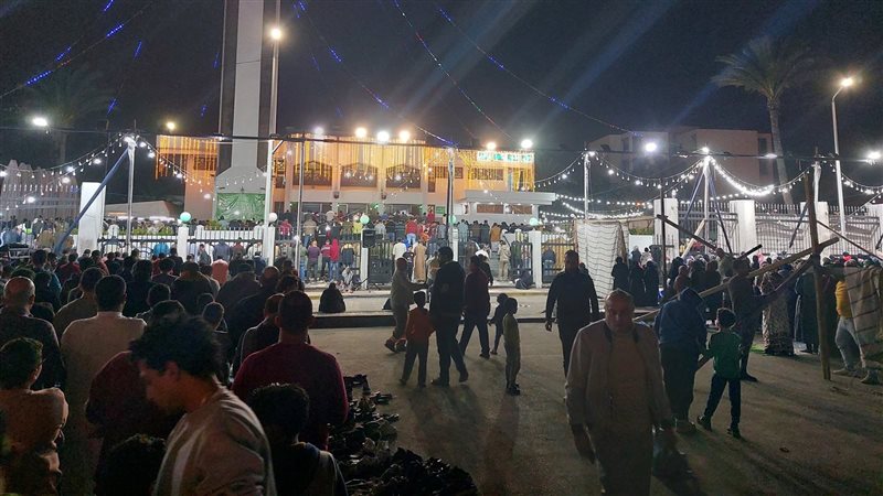 توافد المصلين على
