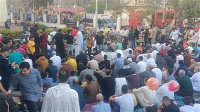 ساحات مسجد ناصر ببنها تتزين بالبالونات خلال صلاة عيد الفطر (صور)