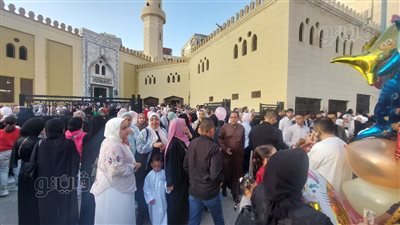 تصوير ومعايدات وهدايا، أهالى مطروح يملأون ساحات المساجد بعد صلاة عيد الفطر (فيديو وصور)