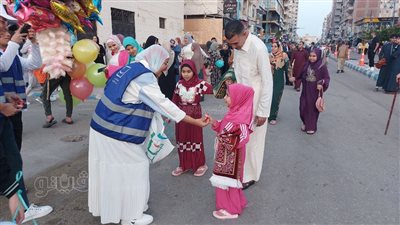غزل بنات وبالونات، توزيع هدايا العيد على الأطفال بمحيط الساحات في مطروح (فيديو)