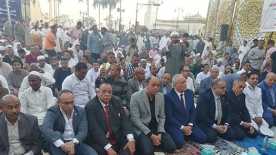 محافظ الأقصر يؤدي صلاة عيد الفطر وسط الآلاف بساحة أبو الحجاج (فيديو)