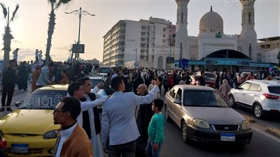 صور سيلفي واللعب بالبالونات، الأطفال والكبار يحتفلون بالعيد في مطروح (صور)