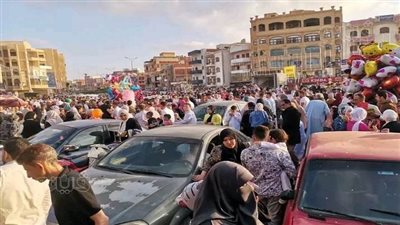 فرحة الأطفال بالبالونات بعد أداء صلاة العيد بالشرقية (فيديو وصور)