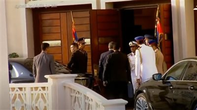 السيسي يصل إلى مقر احتفالية عيد الفطر بمركز المنارة (فيديو)