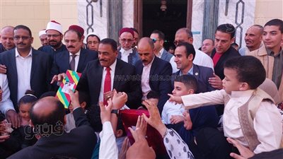 محافظ مطروح يوزع الهدايا والعيدية على الأطفال احتفالا بعيد الفطر (صور)