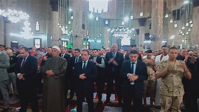 قيادات محافظة الإسكندرية يؤدون صلاة عيد الفطر في المرسي أبو العباس (صور)