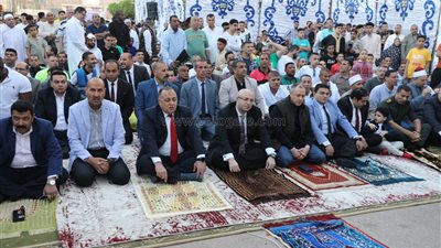 محافظ بني سويف يؤدي صلاة عيد الفطر بساحة مسجد عمر بن عبد العزيز (صور)