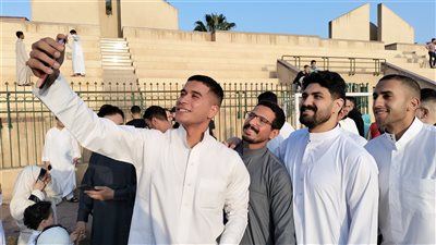 المنايفة يحتفلون بعيد الفطر بإلتقاط صور السيلفي (صور)