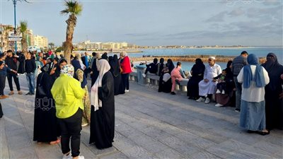 بحر وهوا وأغاني العيد، كورنيش مرسى مطروح يمتلئ بالأهالي احتفالا بالعيد (صور)