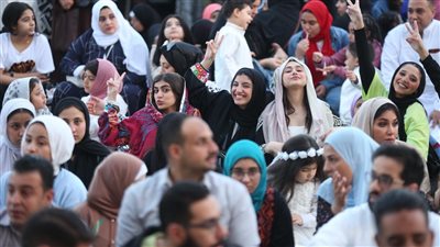 زي الملايكة في دنيتها، الحسناوات يخطفن الأنظار في احتفالات العيد بساحة الصديق (صور)