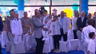 السيسي يصافح أبناء الشهداء فور وصوله إلى مقر احتفالية عيد الفطر المبارك بمركز المنارة