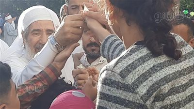  رئيس مجلس إدارة المسجد الإسماعيلي يوزع العيدية على الأطفال (فيديو وصور) 