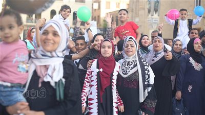 الأسر والعائلات تزين صلاة واحتفالات عيد الفطر بالحسين (صور)