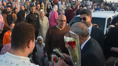 احتفالا بعيد الفطر، محافظ القليوبية يوزع الورد على المواطنيين (صور )