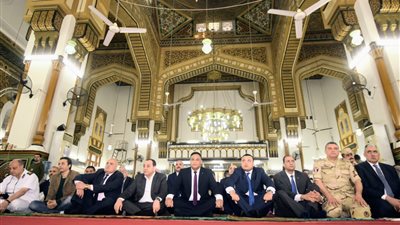 محافظ الدقهلية يلتقي المواطنين بعد صلاة عيد الفطر بمسجد النصر (فيديو وصور )