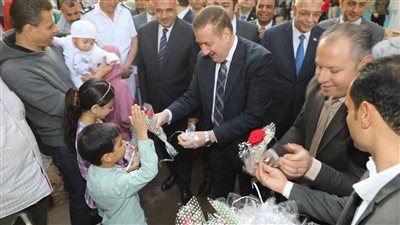 محافظ المنوفية يوزع الورود وكعك العيد على المواطنين والأطفال بالشوارع (صور)