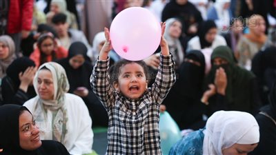 لحظات البهجة والسعادة.. فرحة العيد لا توصف في ساحة الصديق (صور)