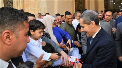 فرحة العيد في الغربية، المحافظ وزع الهدايا على الأطفال بساحة السيد البدوي (صور)