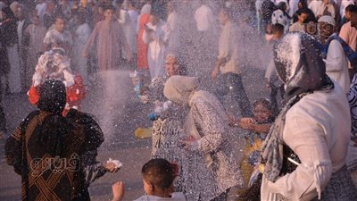 ألعاب الثلوج والحلوى تتصدر احتفالات الشباب والأطفال بساحة مصطفى محمود (صور)