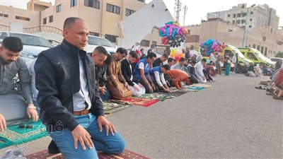 بث مباشر، إسقاط آلاف البالونات على المصلين بساحة مسجد النصر بالمنصورة