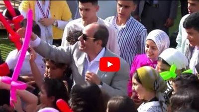 الأب الحنون.. السيسي يوزع الهدايا على أسر الشهداء باحتفالية عيد الفطر 