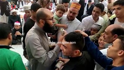 شيكولاتة وخمسة جنيهات وبالونة، عيدية أحد الحضور للمصلين بالجامع الأزهر (فيديو)