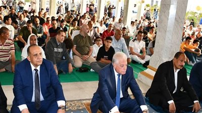محافظ جنوب سيناء يوزع العيديات على الأطفال في مسجد السلام بشرم الشيخ