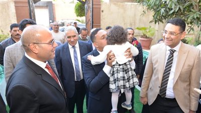 محافظ الدقهلية يزور دور الرعاية.. ويناشد بإدخال الفرح علي الأيتام وكبار السن (صور)