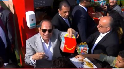 “حد عايز تاني”، السيسي يوزع وجبات “هابي ميل” على أبناء الشهداء باحتفالية عيد الفطر