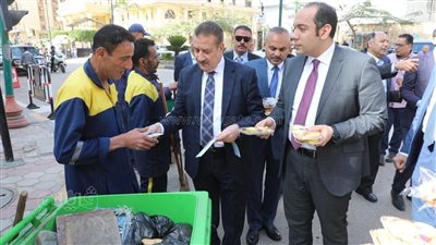 محافظ المنوفية يوزع كوبونات مواد غذائية مجانية وكعك العيد على عمال النظافة (صور)