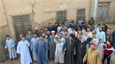 بـ الجلباب.. أهالي سوهاج يحتفلون في أول أيام عيد الفطر بالتقاط الصور التذكارية (صور)