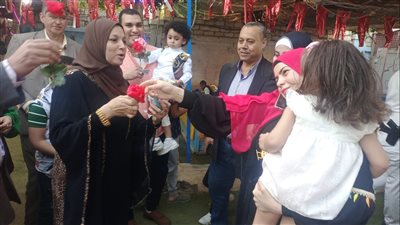 رئيسة مدينة طما بسوهاج توزع الورد والألعاب على الأطفال (صور)