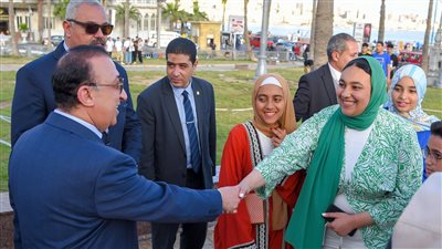 محافظ الإسكندرية يتفقد الكورنيش والمتنزهات ويقدم التهنئة بعيد الفطر للمواطنين 