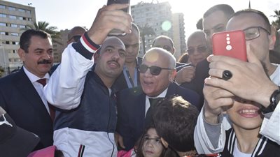 محافظ بورسعيد يشارك زوار حديقة المسلة في العيد بـ سيلفي (صور)