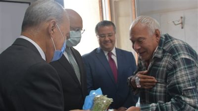 محافظ القليوبية يهدي الورود للأيتام والمسنين والمرضى احتفالا بعيد الفطر (صور) 