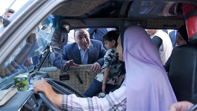 محافظ الإسكندرية يلتقي سيدة تعمل سائقة سيارة أجرة ويوجه بتكريمها