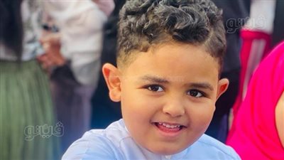 محمد ومليكة توأمان يخطفان القلوب أثناء توزيع الهدايا في العيد بالمنوفية (صور)