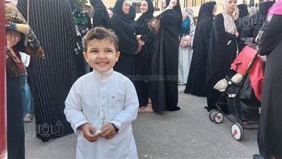 بالضحكات البريئة، الأطفال يسيطرون على مشاهد صلاة عيد الفطر بمطروح (صور)