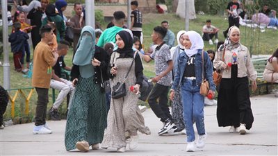 إقبال كثيف على الحديقة الدولية في أول أيام عيد الفطر (صور)