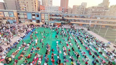 بالجلباب الصعيدي والملفحة.. أهالي سوهاج يؤدون صلاة عيد الفطر بساحة المسجد الكبير(فيديو)