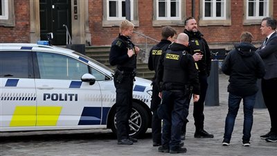 رجل يشعل النار في نفسه أمام السفارة الأمريكية بالدنمارك