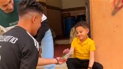 العيد فرحة.. شاب يوزع الهدايا والألعاب على الأطفال في شوارع الغربية (صور)