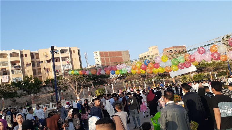 آلاف المصلين يؤدون